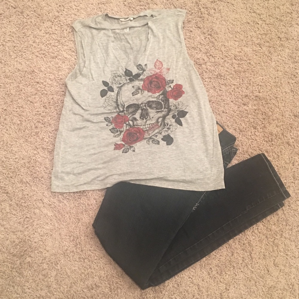 Skull and roses tank top Medium.
